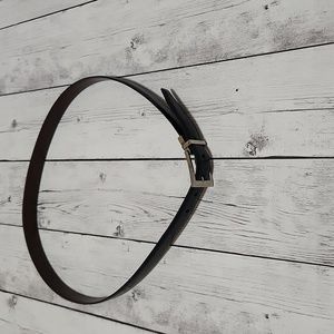 Mens approx 44 inch long belt that is Reversible to be worn black or brown.